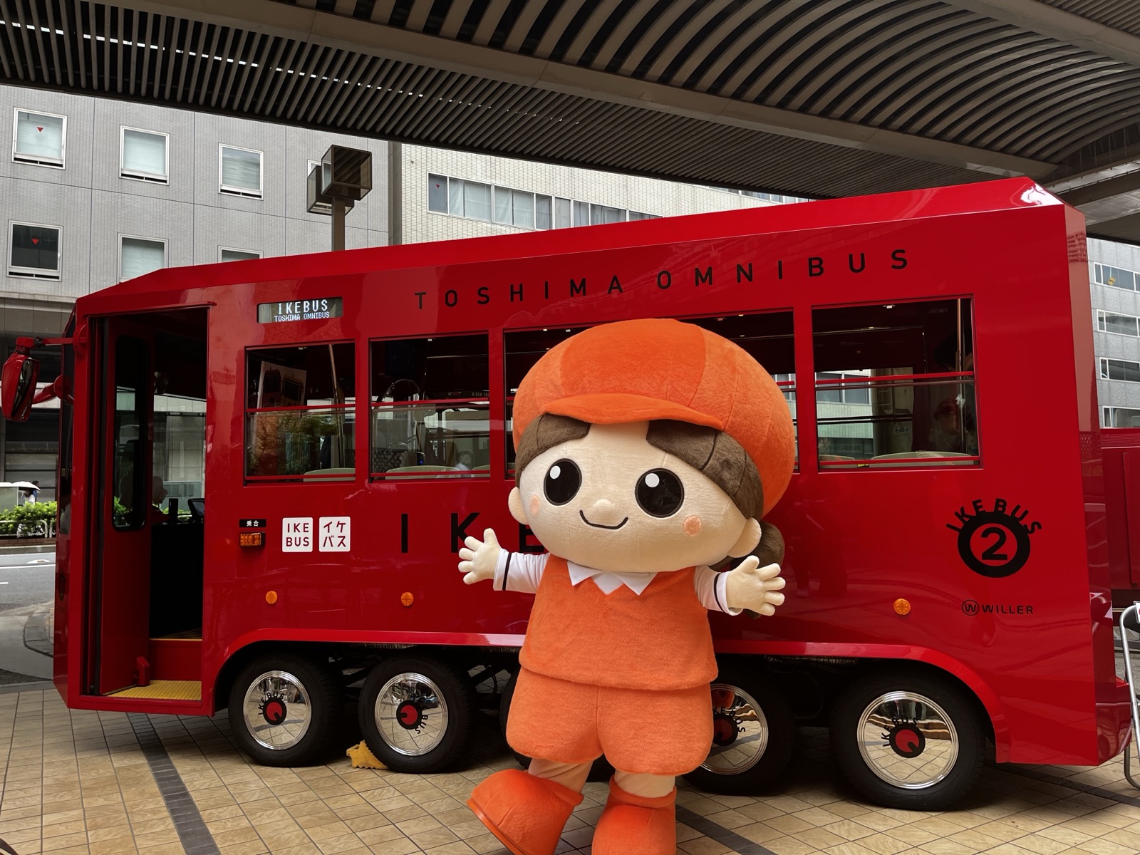 イケバスの前に立つエミちゃん