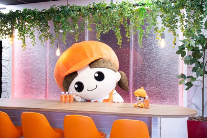 オフィスのカウンターに座るエミちゃん