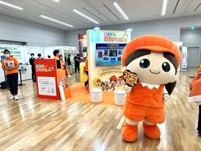展示会ブースに立つエミちゃん