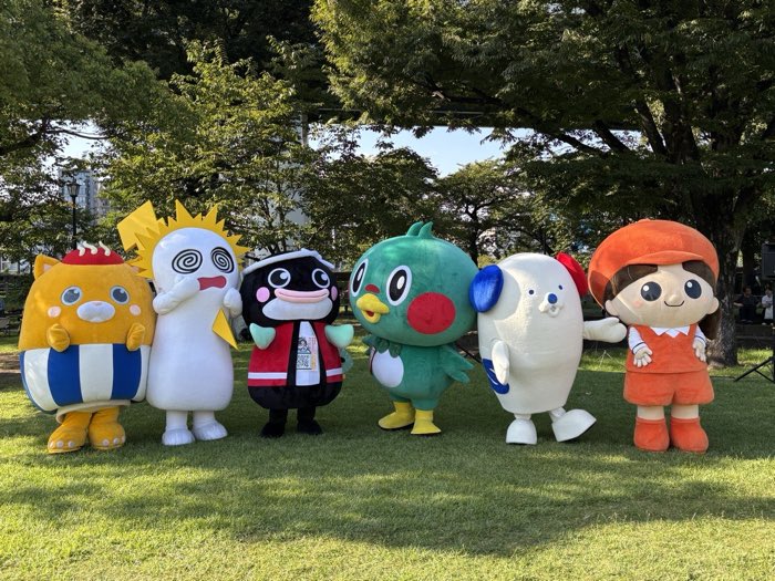 他のご当地キャラクターたちと並ぶエミちゃん