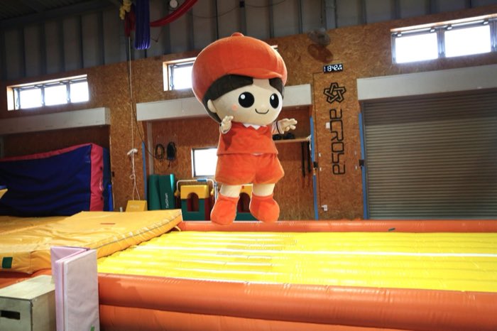 アクロバット施設でジャンプするエミちゃん