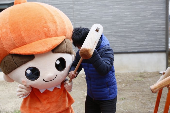地域イベントで餅つきをするエミちゃん